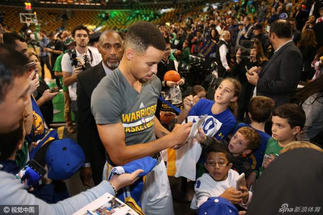 萌神给小球迷签名