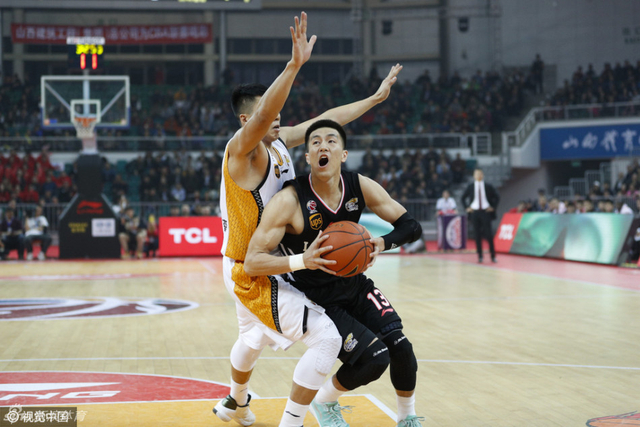 郭艾伦突至内线