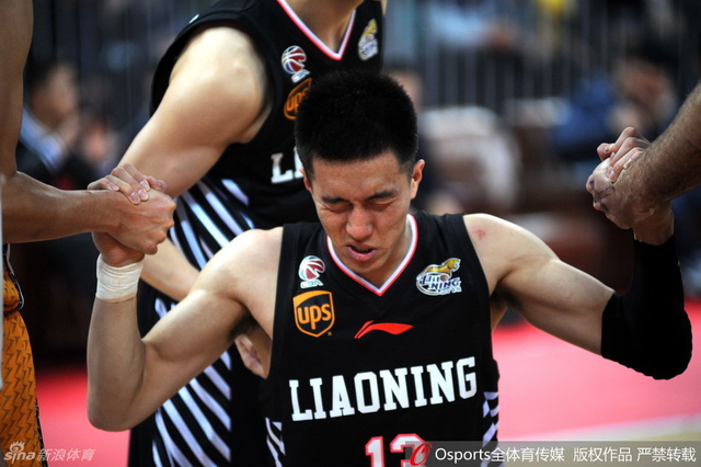 郭艾伦被肘击后