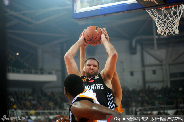 兰多夫艰难抢得篮板