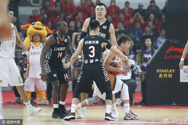 曾令旭死抱球不放