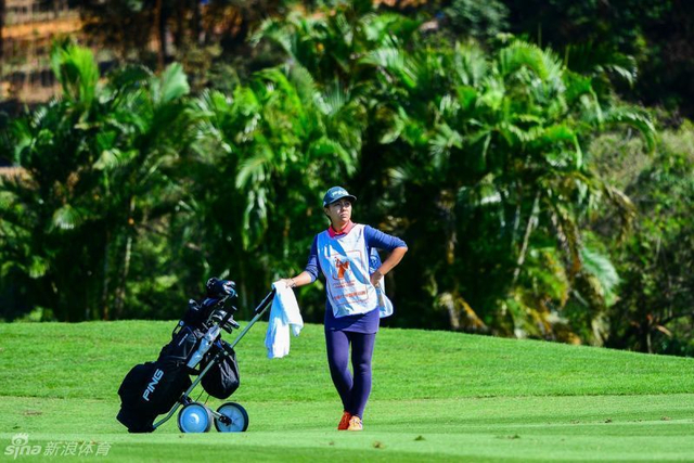 未婚妻为冈恩当球童