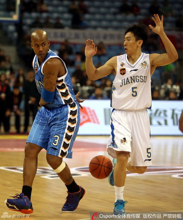 马布里背后分球