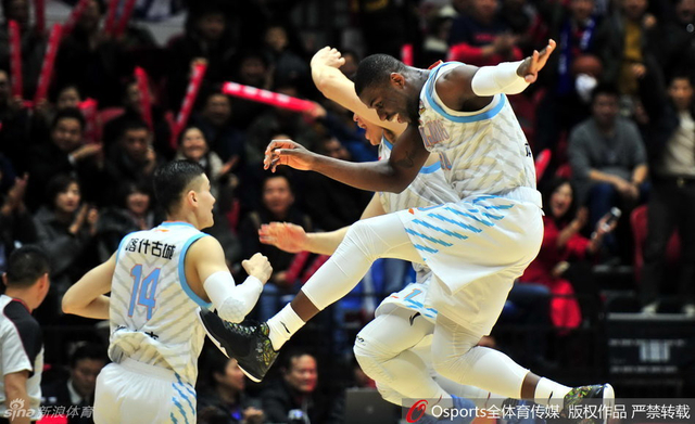 本特尔与队友庆祝