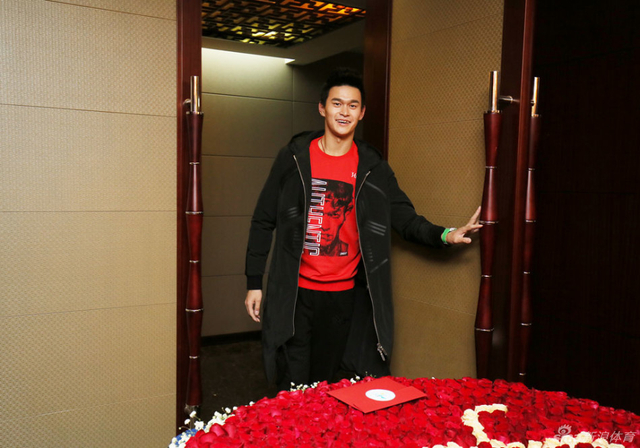 孙杨与粉丝一同庆祝25岁生日