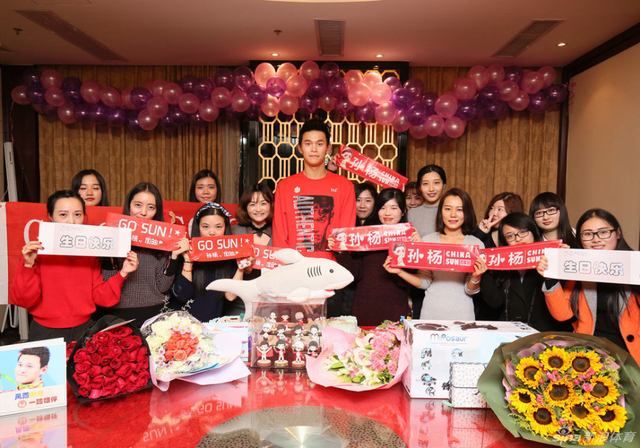 跟粉丝合影好开心