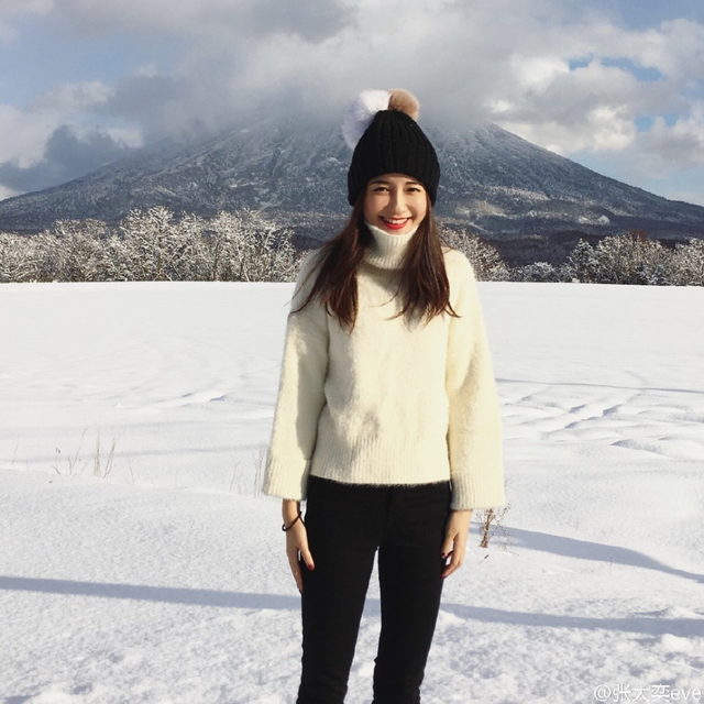 网红张大奕雪中嬉戏 红润似少女