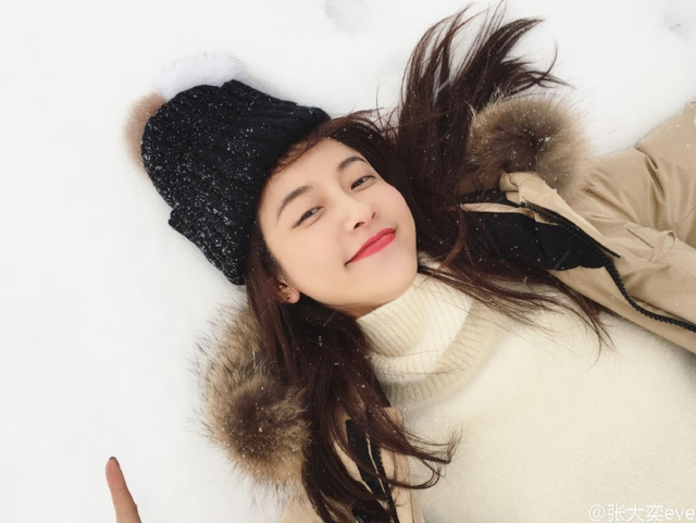 网红张大奕雪中嬉戏 红润似少女