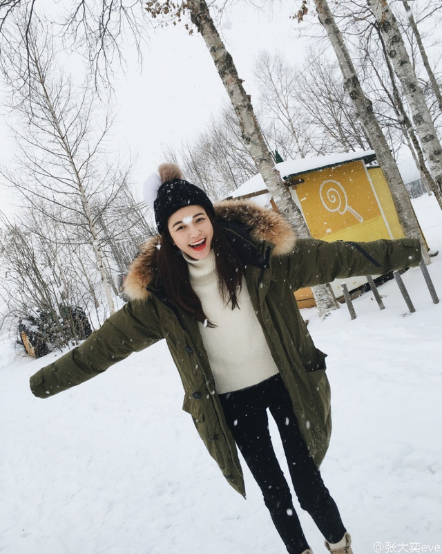 网红张大奕雪中嬉戏 红润似少女