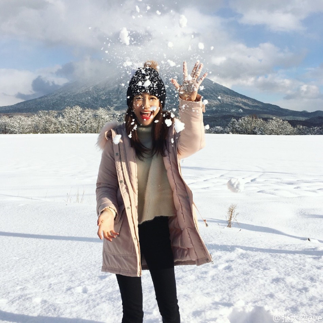 网红张大奕雪中嬉戏 红润似少女