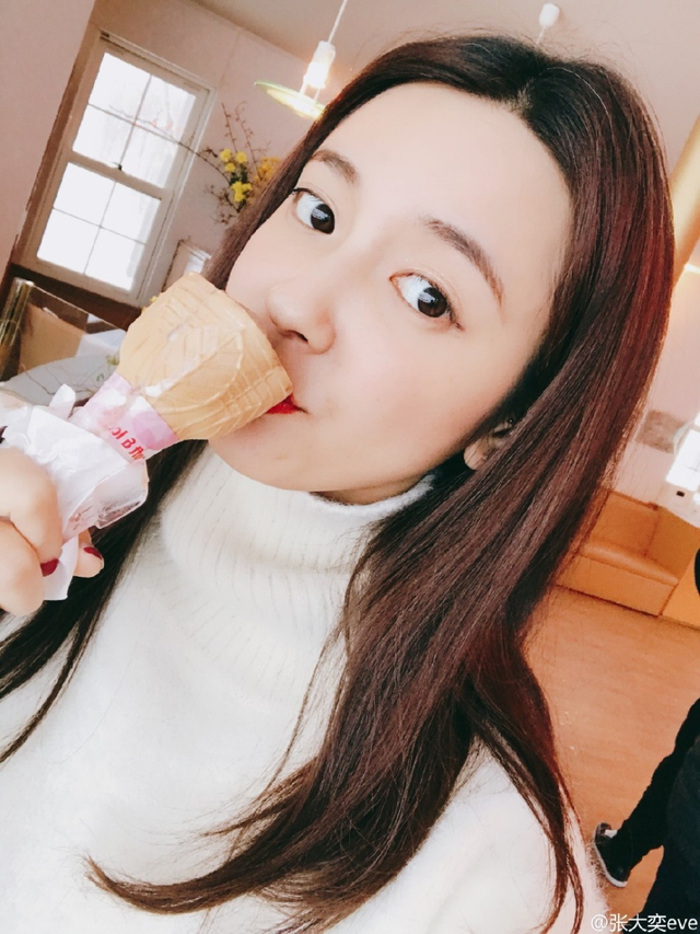 网红张大奕雪中嬉戏 红润似少女