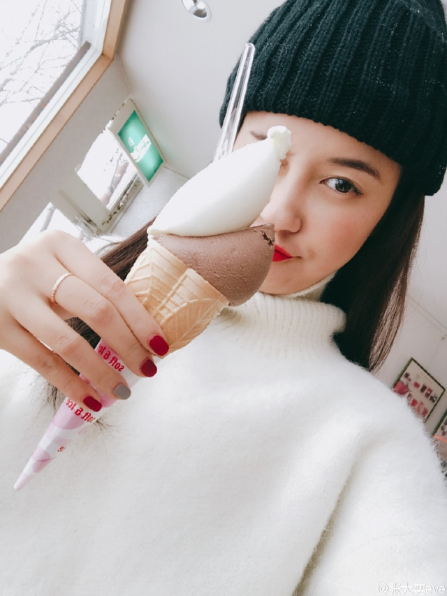 网红张大奕雪中嬉戏 红润似少女