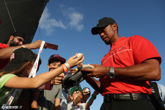 伍兹为球迷签名