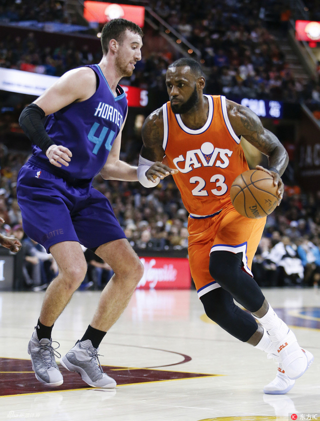 詹姆斯持球突破