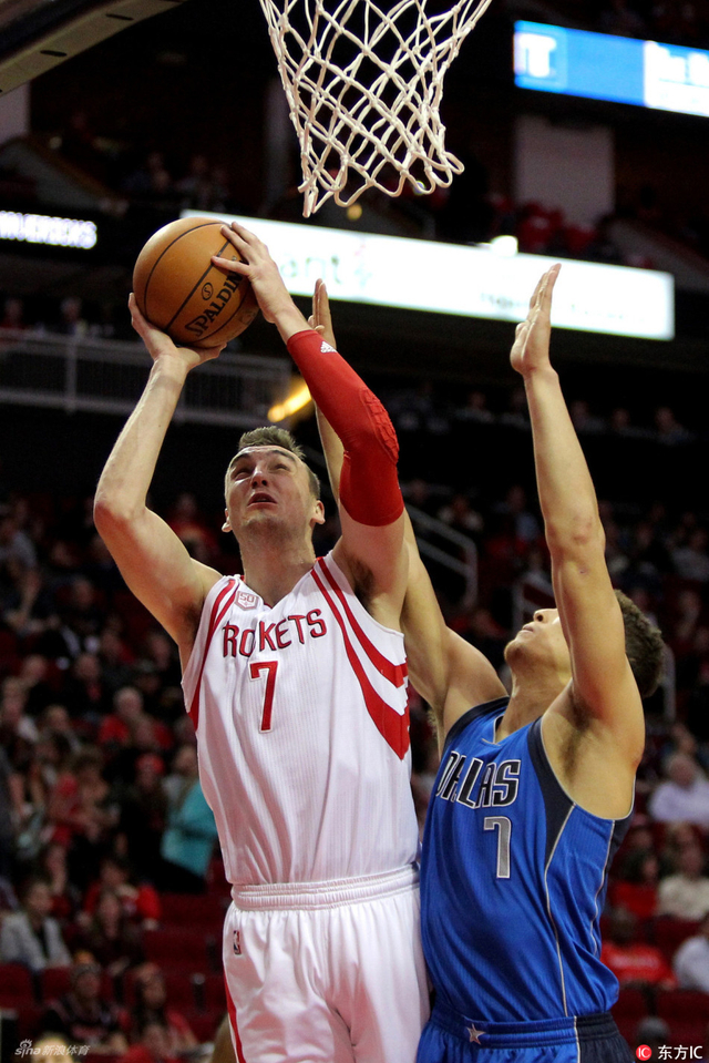 德克尔篮下强打