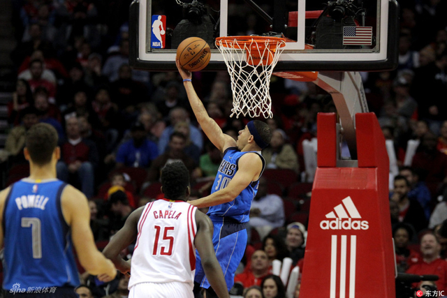 赛斯-库里反手上篮