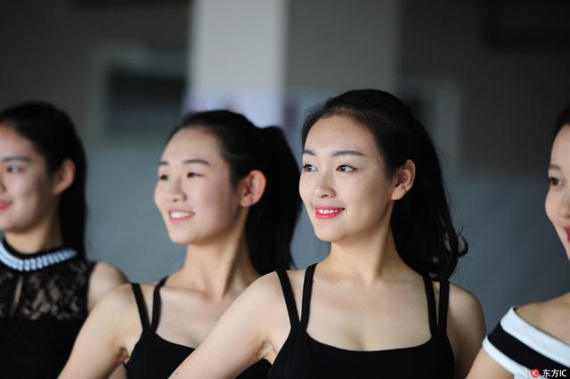 山东烟台艺考生比基尼秀_艺考模特形体训练_艺校学生比基尼