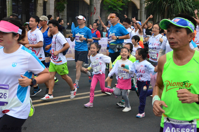 新浪跑步直击儋马万人起跑