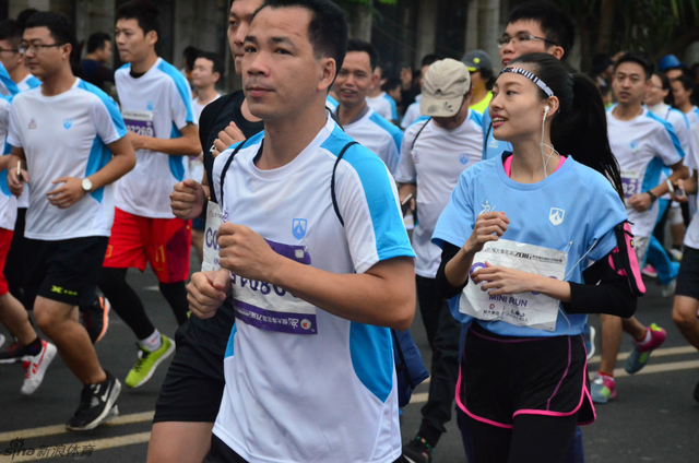 新浪跑步直击儋马万人起跑