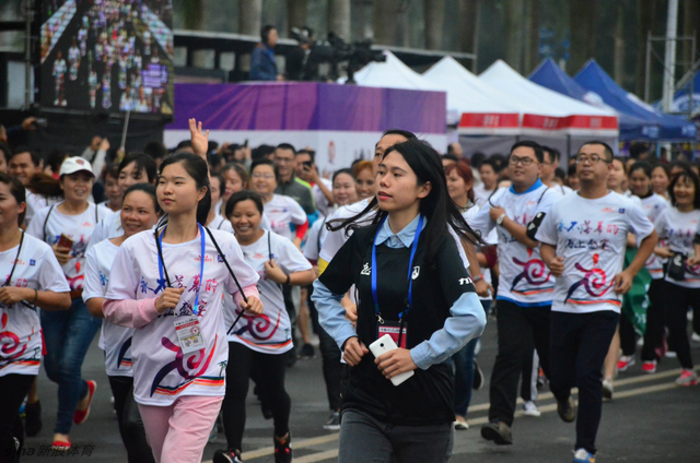 新浪跑步直击儋马万人起跑