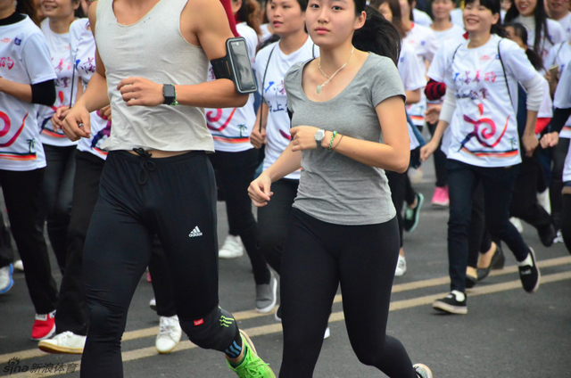 新浪跑步直击儋马万人起跑