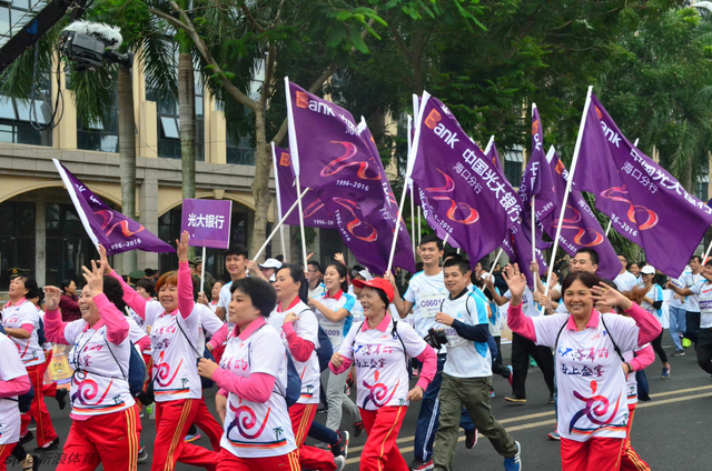 新浪跑步直击儋马万人起跑