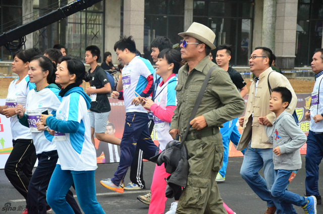 新浪跑步直击儋马万人起跑