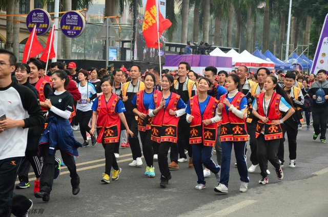 新浪跑步直击儋马万人起跑