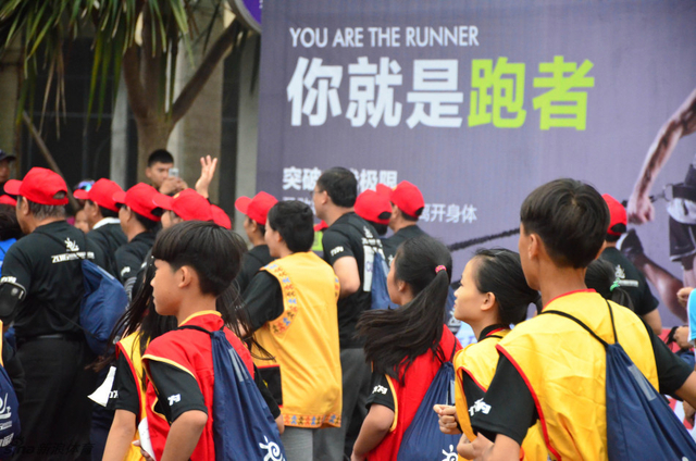 新浪跑步直击儋马万人起跑