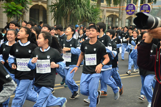 新浪跑步直击儋马万人起跑