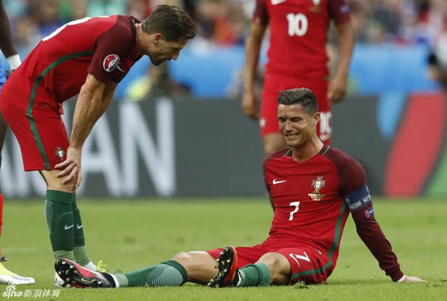 情感-欧洲杯决赛伤退落泪