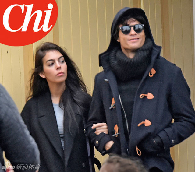 情感-情场得意携新女友出街