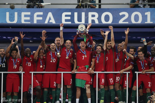 荣誉-C罗高举德劳内杯