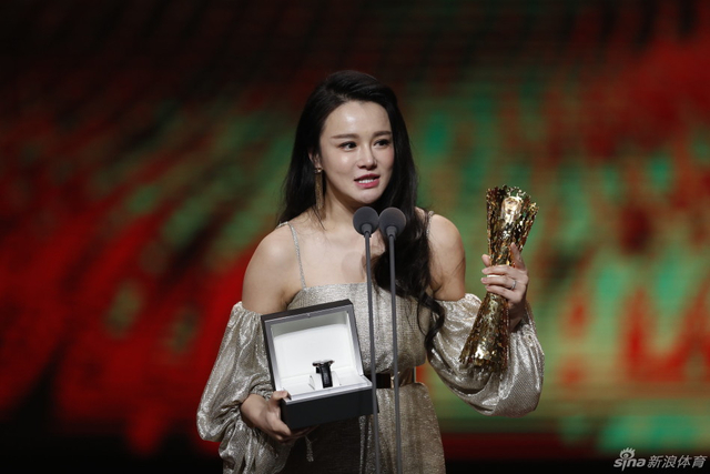 邹市明获最佳非奥运动员奖 娇妻领奖