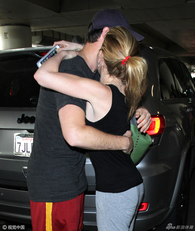 美天才花滑美女与帅哥当街热吻