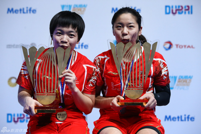 陈清晨亲吻奖杯