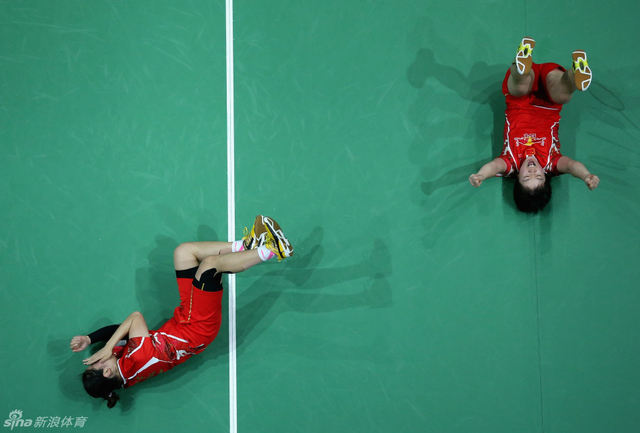 陈清晨和贾一凡倒地庆祝