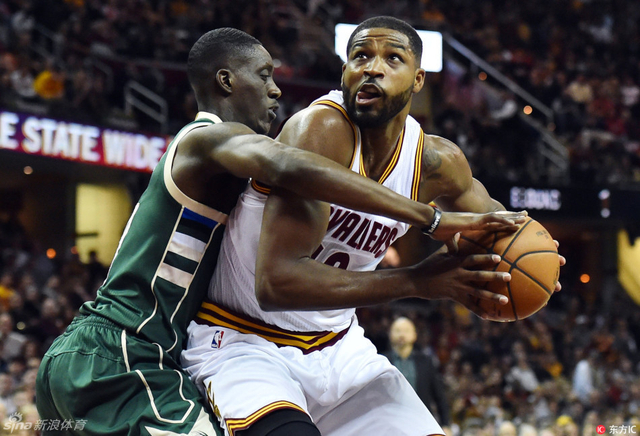 TT篮下试图强起