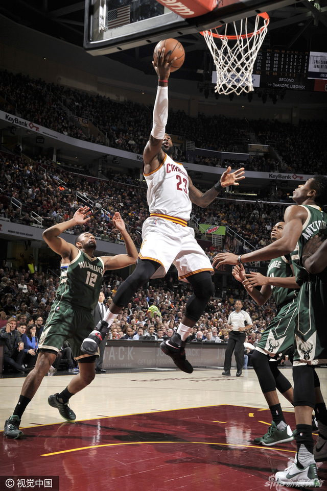 詹姆斯霸气上篮