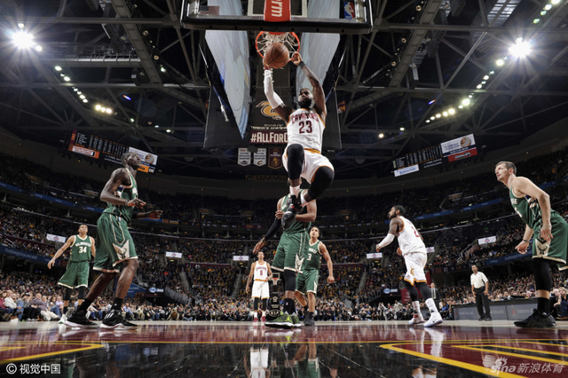 詹姆斯双手暴扣