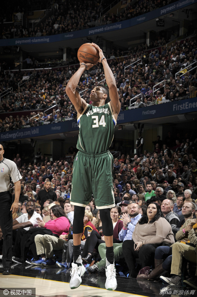 阿德托昆博瞄准篮筐