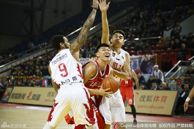 吉林东北虎vs广州龙狮 人群中钻出