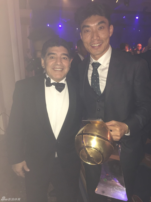 与马拉多纳合影