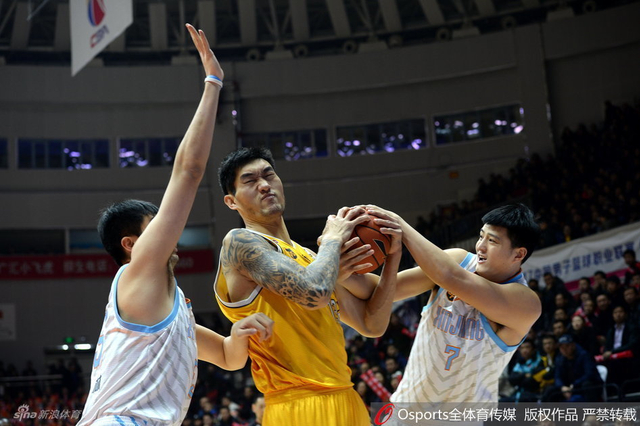 王征争抢篮板