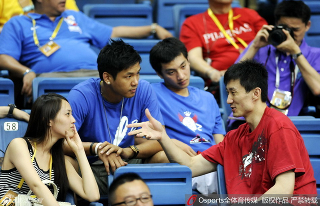 王棠云、黑人与杜锋交谈