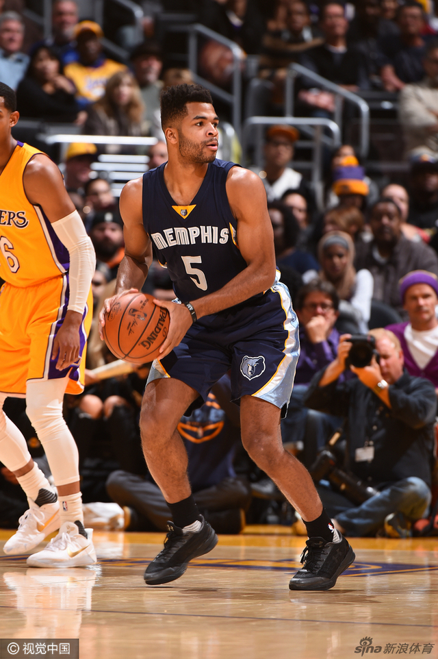 哈里森拿球欲突破