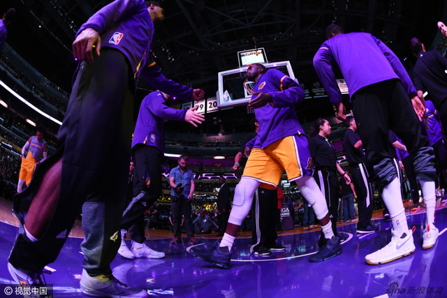 湖人赛前入场