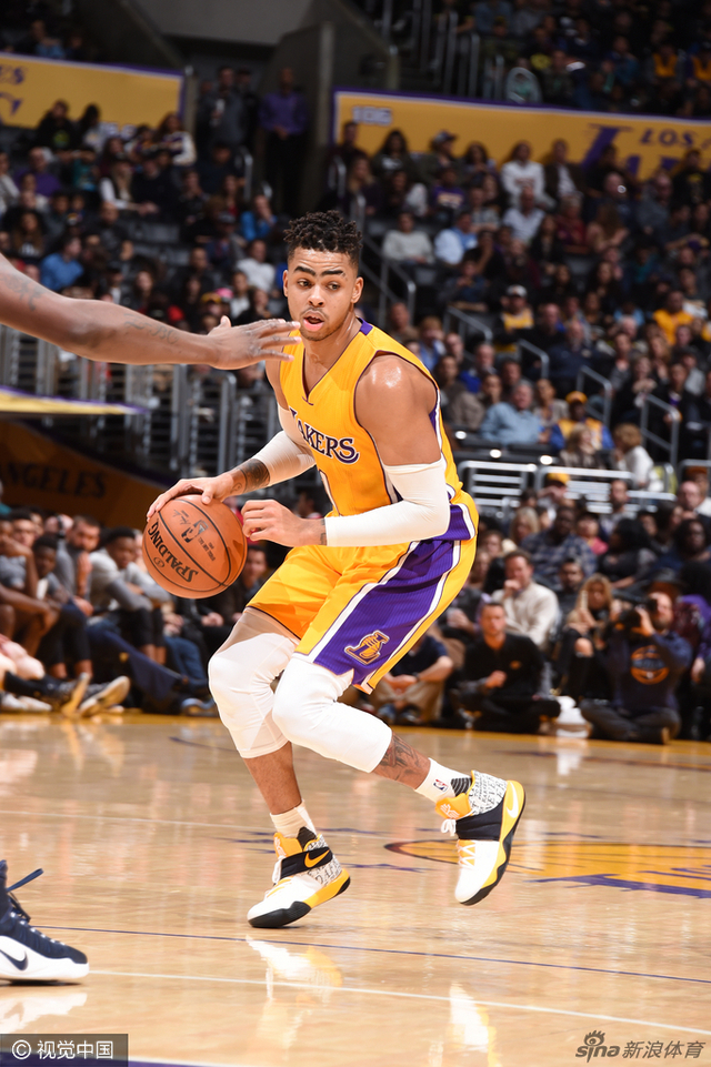 拉塞尔带球突破