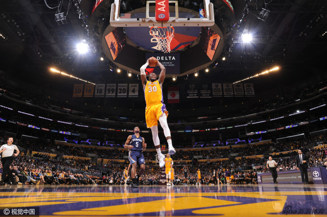 兰德尔飞身扣篮