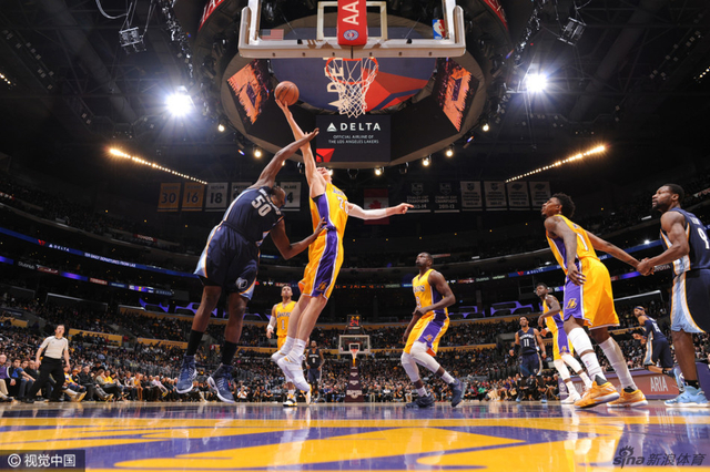 莫兹戈夫拼抢篮板